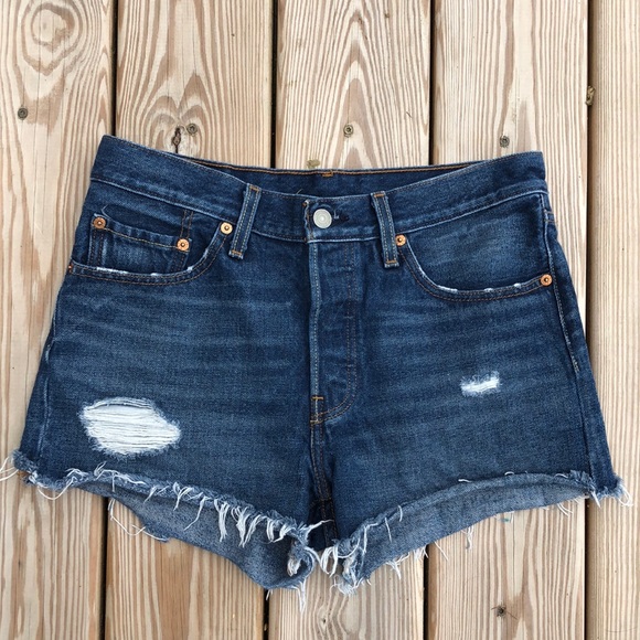 LIKE NEW! Levis 501 Cutoff Jean Shorts - Picture 2 of 11